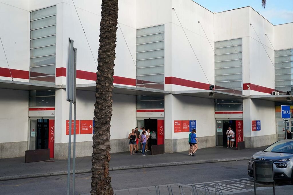 Puertas que te llevan a los carriles correctos de salida de ferry hacia Palma, Ibiza y Formentera