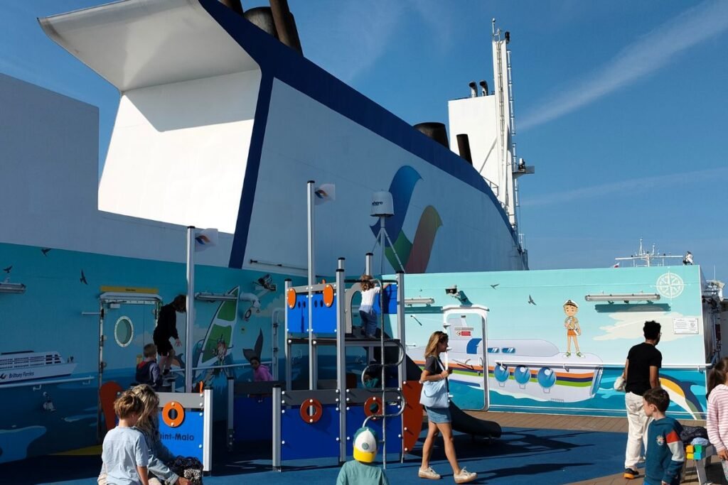 Aire de jeux extérieure pour enfants sur le ferry Brittany Ferries