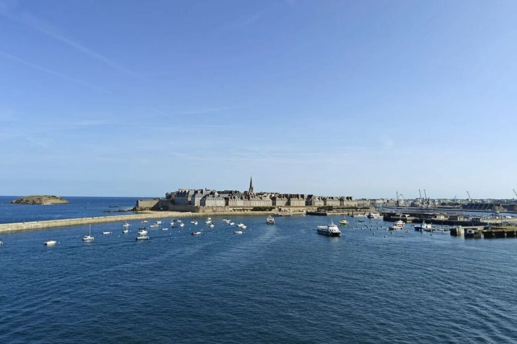 Vue sur Saint-Malo depuis le ferry Brittany Ferries vers Portsmouth.