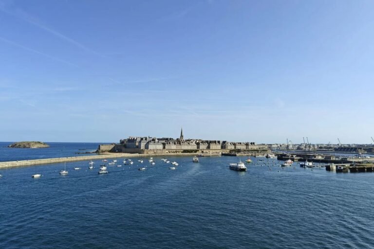 Vue sur Saint-Malo depuis le ferry Brittany Ferries vers Portsmouth.