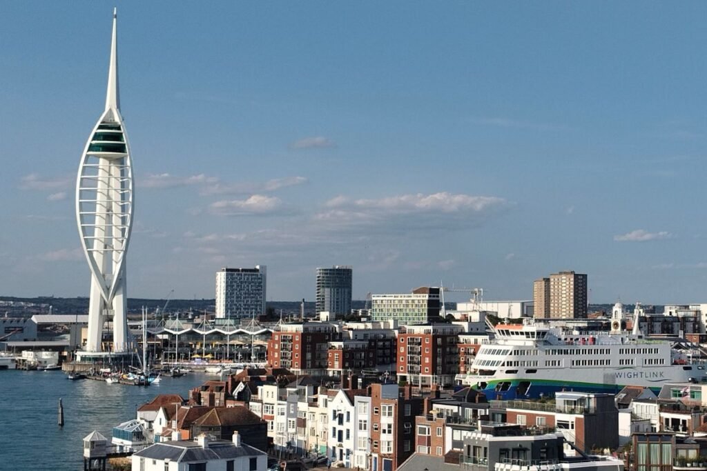 Arrivée à Portsmouth avec la Spinnaker Tower vue depuis le ferry