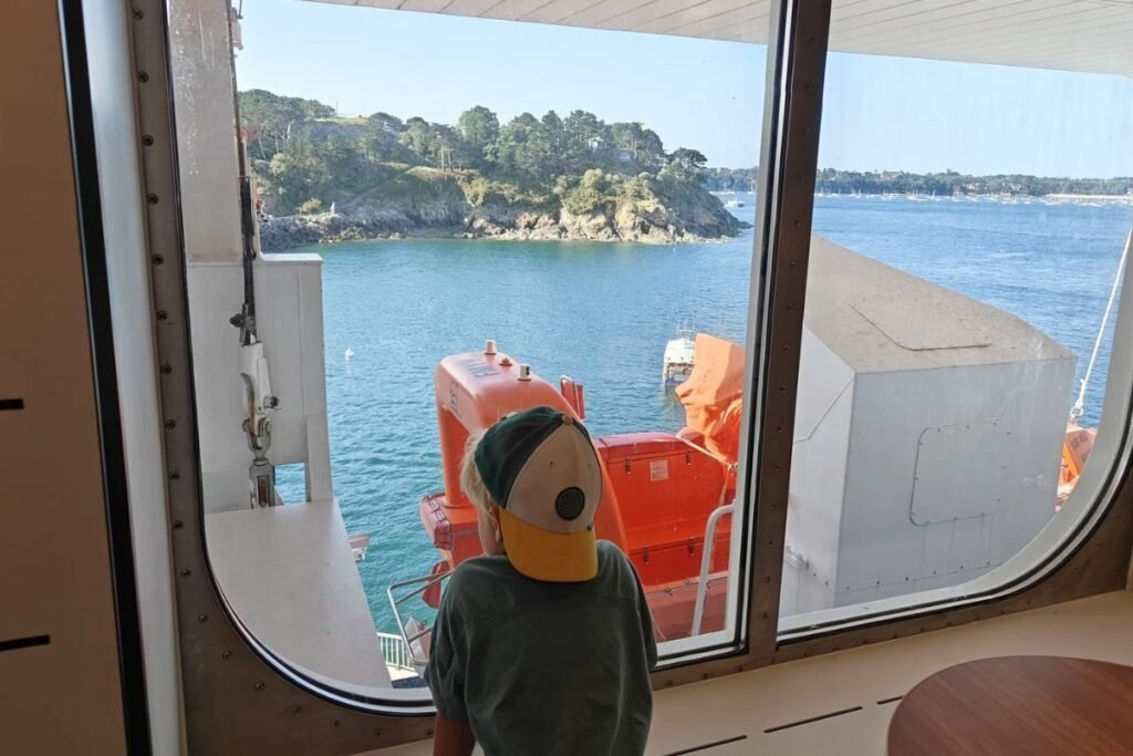 Vue depuis le ferry pendant la traversée entre Saint-Malo et Portsmouth